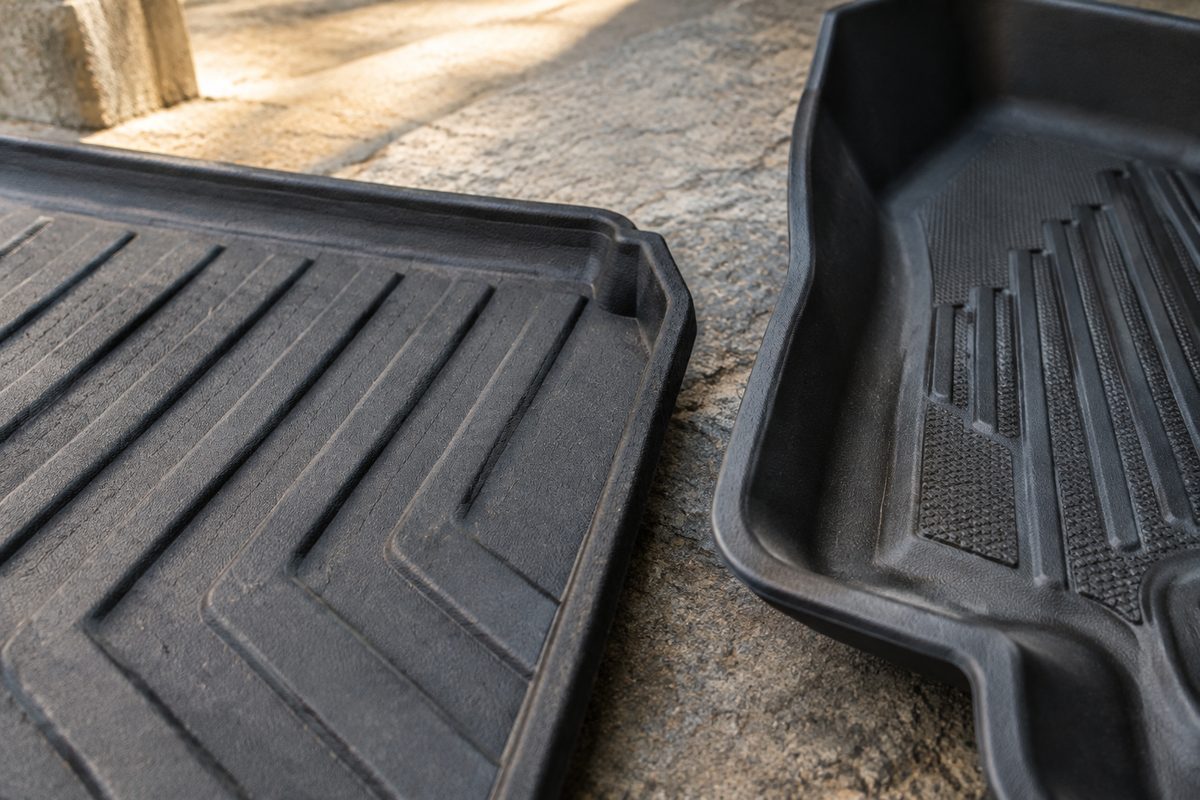Different surface channels on cargo and passenger-floor liners
